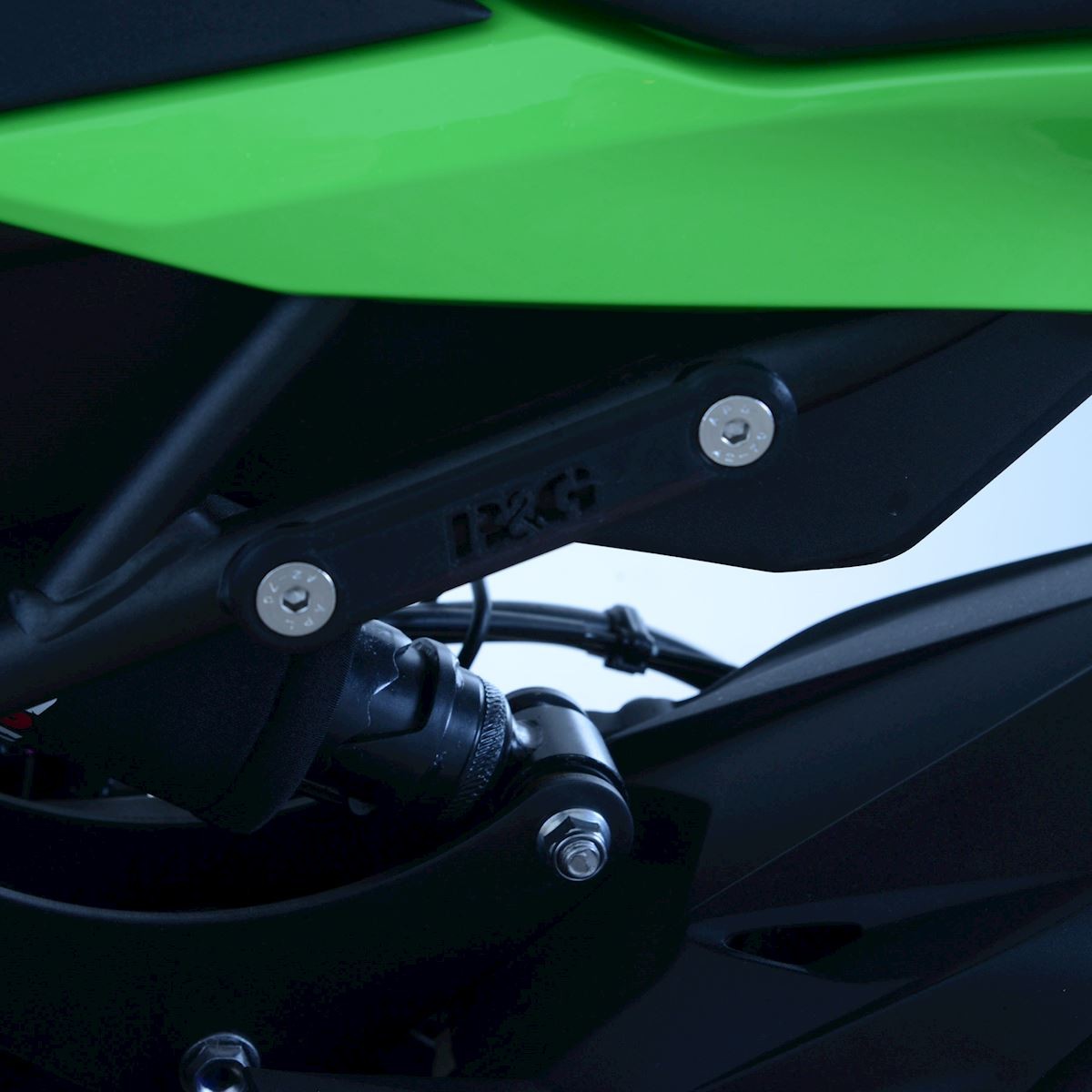 Hátsó lábtartó takaró plakettek Kawasaki ZX-25R '20- & GSX-S1000 GT '22- (párban)