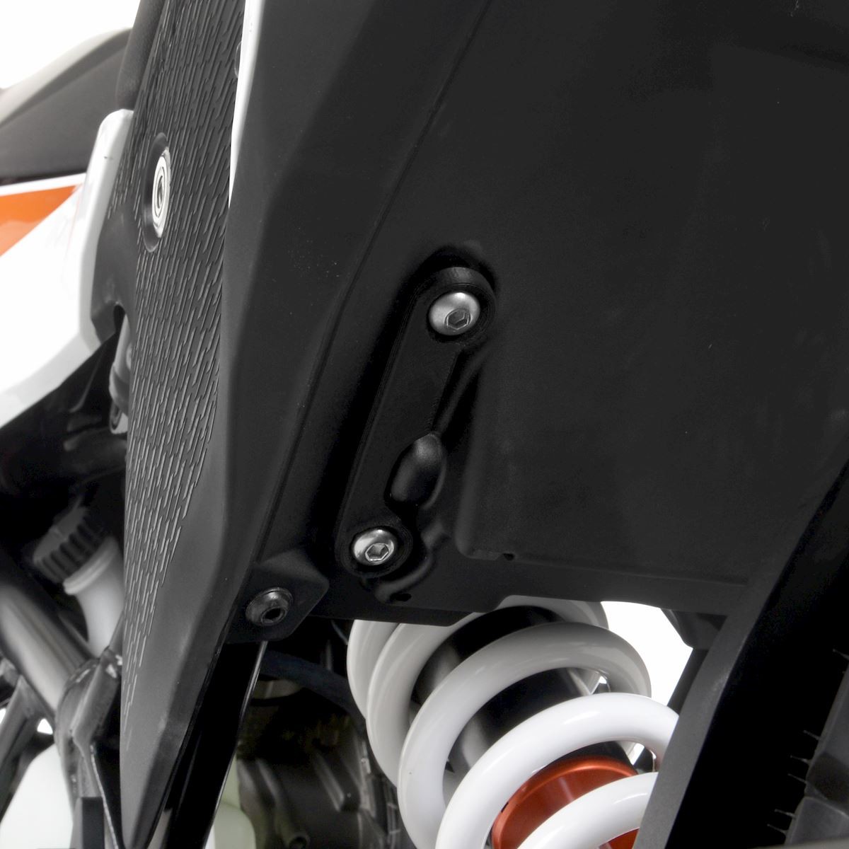 Hátsó lábtartó takaró plakettek KTM 390 Adventure '20- (baloldali)