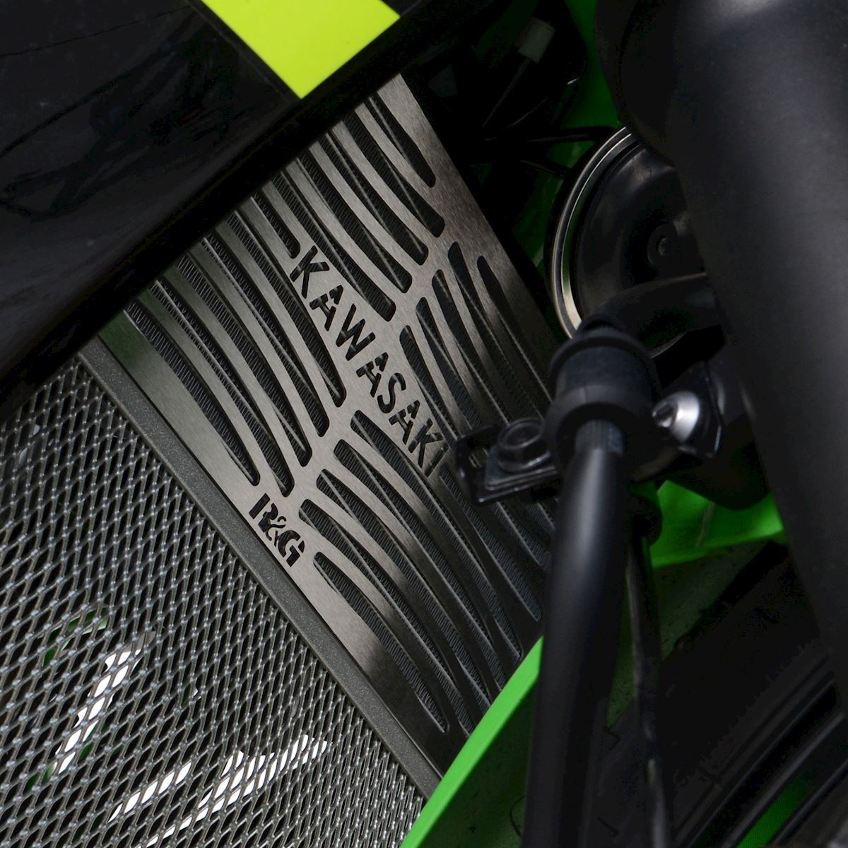 Márkajelzéssel ellátott hűtőradiátor védő Kawasaki Z125 & Ninja 125 '19-